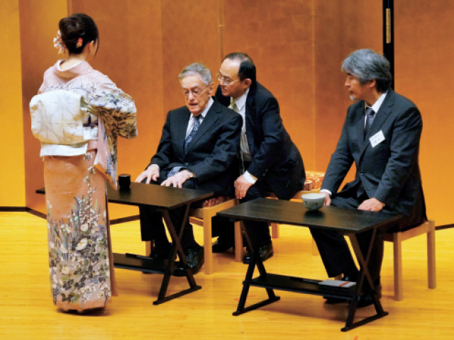 お点前でのキーンコロンビア大学名誉教授と山極総長