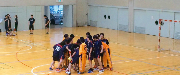 円陣を組み部歌を歌う