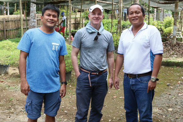 フィリピン・ビサヤ州立大学熱帯生態環境管理研究所の教員と懇談中