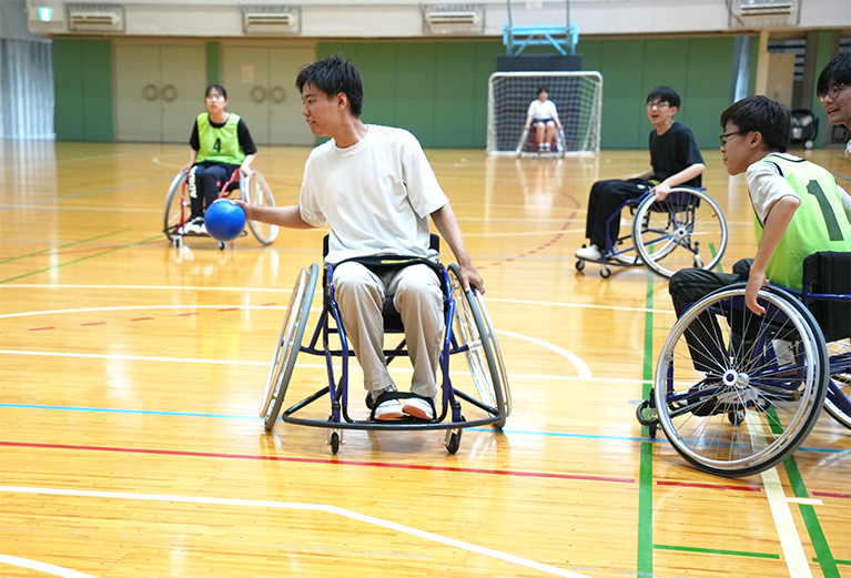 試合中の少年たちのグループ