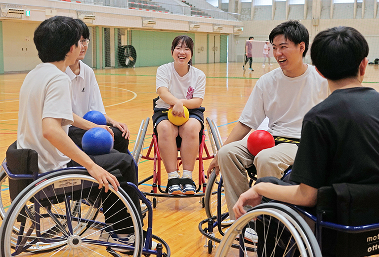 試合についてコメントする学生たち