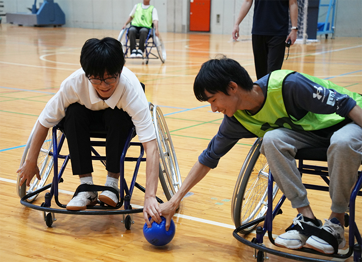 ボールを拾う選手