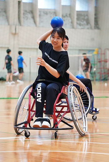 ボールを投げる生徒