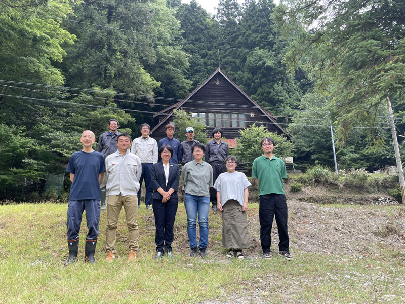 掘削機を使用する研究者