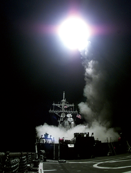 アメリカのミサイル駆逐艦から発射されるトマホーク巡航ミサイル