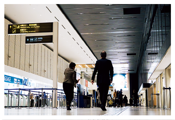 出発前の記者会見の様子