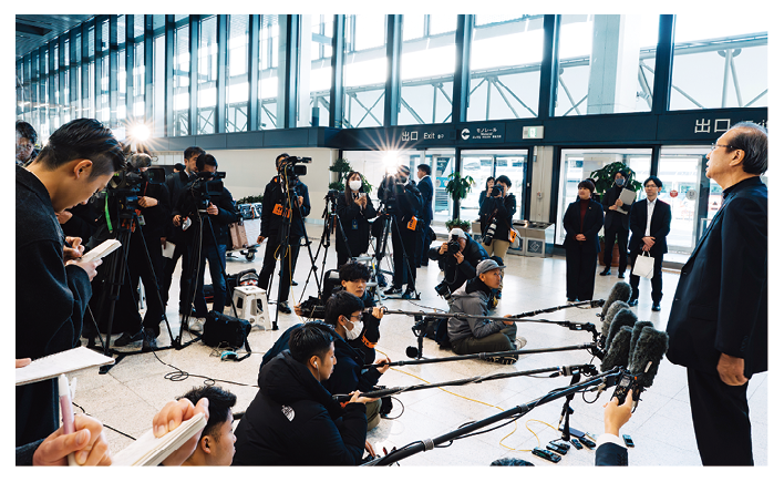 大阪国際空港到着後の記者会見の様子2