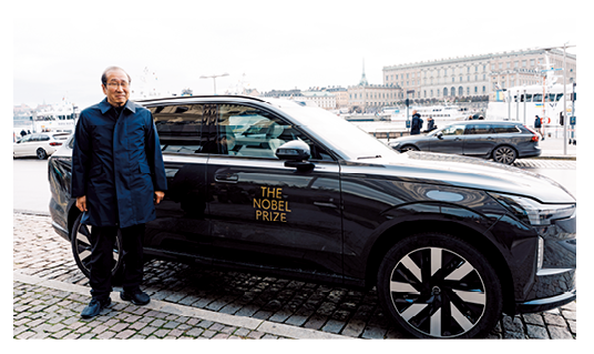 ノーベルカーに乗り込む様子