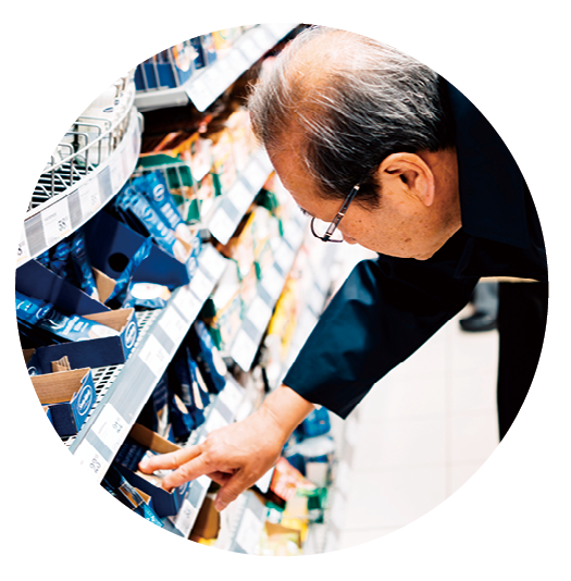 受賞者ノートにメッセージを記す様子