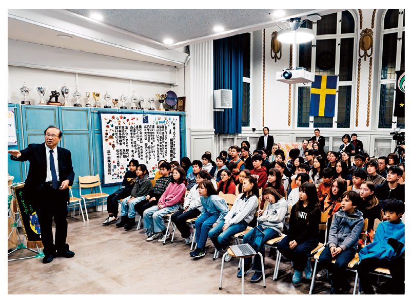 ストックホルム日本人補習学校を訪問する様子