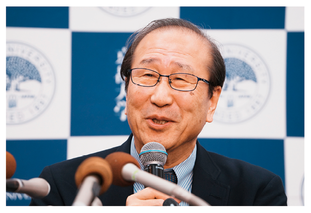 記者会見で話す北川進 理事・副学長、特別教授