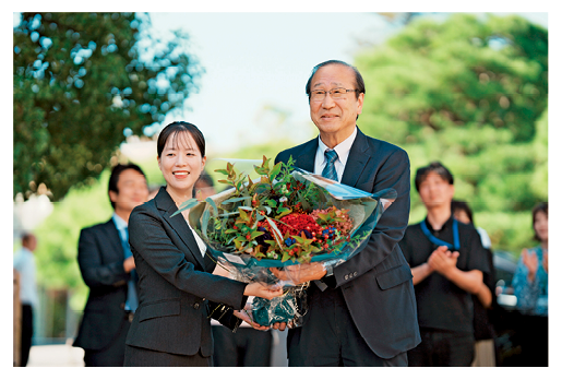 花束贈呈の様子