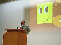 スクリーンに映し出されたロゴマーク