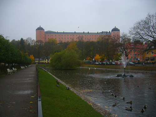 町中から見上げたウプサラ城