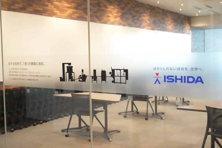 サインが表示されているオープンラボ入口の写真があります。