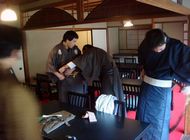 着物の着付けに挑戦する参加者の様子