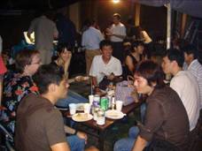 バーベキューを楽しむ参加者