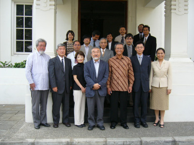 バンドン工業大学（右から3人目がクスマヤント学長）